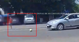 Putea fi o TRAGEDIE. Un copil, la un pas de a fi lovit de o mașină, după ce a scăpat mingea pe carosabil